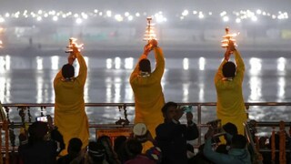 नववर्षाच्या पूर्वसंध्येला तलाव पाळीवर गंगा आरतीचे आयोजन, ठाणेकरांचं सेलिब्रेशन भक्तीमय वातावरणात