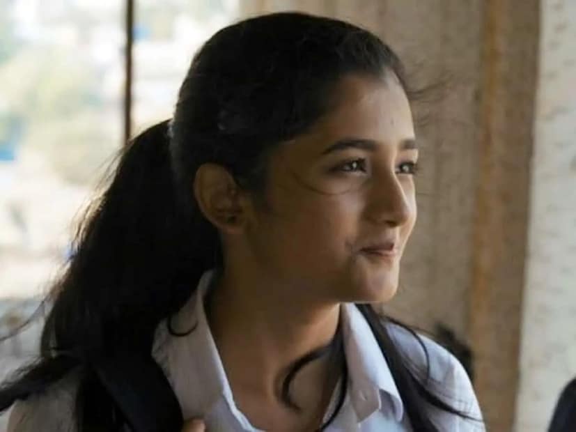  अश्लेषा ठाकुर हिची सध्या सोशल मीडियावर चांगलीच चर्चा होत आहे. अश्लेषा ठाकुरने अनेक टिव्ही शो, जाहिराती आणि चित्रपटांत आपल्या अभिनयाची छाप पाडली आहे. पण 'द फॅमिली मॅन 3'मुळे अश्लेषा ठाकुरला खऱ्या अर्थाने प्रसिद्धी मिळाली.