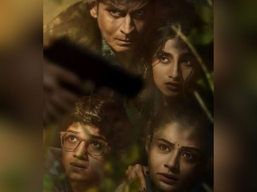 मनोज बाजपेयी (Manoj Bajpayee) यांची बहुप्रतीक्षित 'द फॅमिली मॅन 3' (The Family Man 3) ही सीरिज काही दिवसांपूर्वी ओटीटीवर रिलीज झाली आहे. सर्वत्र या सीरिजचं कौतुक होत आहे. या सीरिजमधील सर्व कलाकार सध्या चर्चेत आहेत. यातील एक नाव म्हणजे अश्लेषा ठाकुर (Ashlesha Thakur). मनोज बाजपेयी (Manoj Bajpayee) यांची बहुप्रतीक्षित 'द फॅमिली मॅन 3' (The Family Man 3) ही सीरिज काही दिवसांपूर्वी ओटीटीवर रिलीज झाली आहे. सर्वत्र या सीरिजचं कौतुक होत आहे. या सीरिजमधील सर्व कलाकार सध्या चर्चेत आहेत. यातील एक नाव म्हणजे अश्लेषा ठाकुर (Ashlesha Thakur).