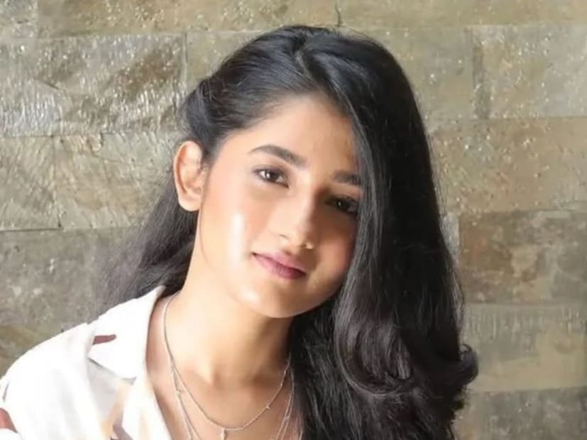  अश्लेषा ठाकुरने अनेक साऊथ चित्रपटांतही काम केलं आहे. दमदार अभिनयासह अश्लेषा सोशल मीडियावर स्टनिंग लुकमधले फोटो शेअर करत चाहत्यांना थक्क करत असते.