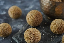 Tilgul Ladoo Recipe Tips : तिळाचे लाडू दगडासारखे कडक होतात? मग 'या' छोट्या चुका टाळा आणि घरीच बनवा मऊ लाडू