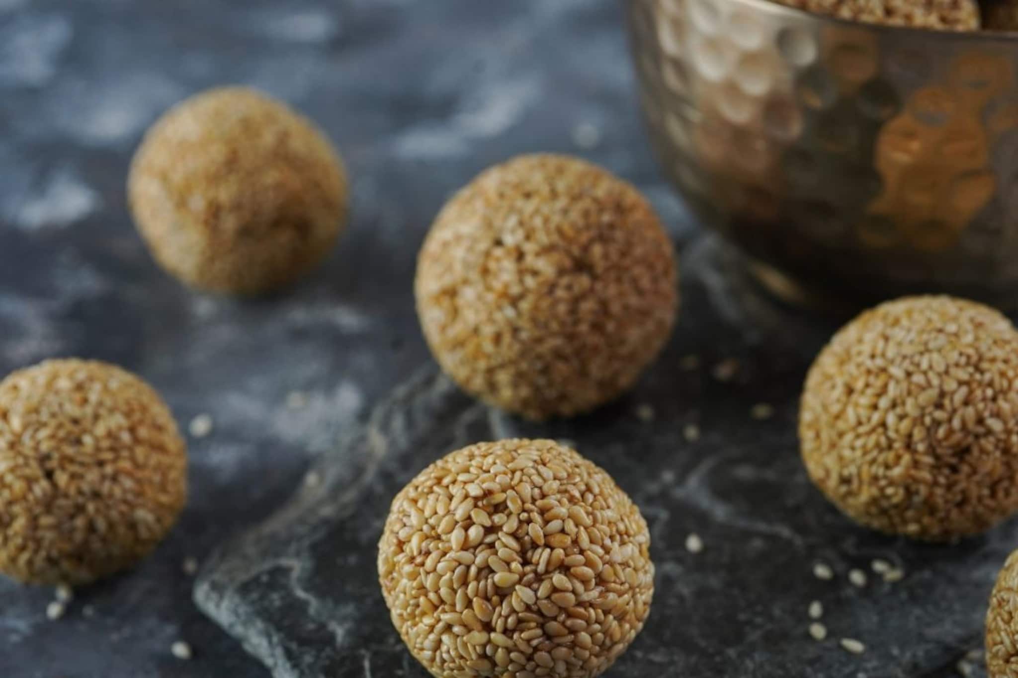 तिळाचे लाडू दगडासारखे कडक होतात? मग 'या' छोट्या चुका टाळा आणि घरीच बनवा मऊ लाडू