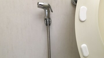 त्या भागावर जेट स्प्रे मारताय; डॉक्टर म्हणाले, स्वच्छ होत नाही, होतोय उलट परिणाम