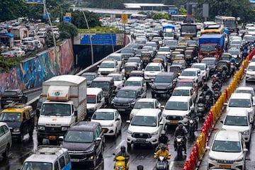 लाँग विकेंड संपला अन् रस्ते जाम झाले; ऑफिसला पोहोचायला २ तासांहून अधिक वेळ लाँग विकेंड संपला अन् रस्ते जाम झाले; ऑफिसला पोहोचायला २ तासांहून अधिक वेळ