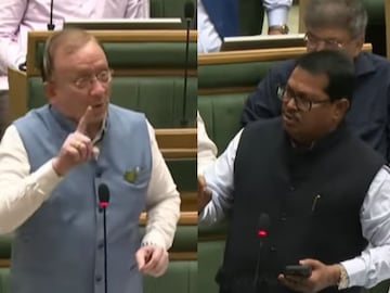 तुकाराम मुंढे प्रकरणावरून भाजप आमदाराला धमकी, सभागृहात गदारोळ, मुख्यमंत्री म्हणाले... तुकाराम मुंढे प्रकरणावरून भाजप आमदाराला धमकी, सभागृहात गदारोळ, मुख्यमंत्री म्हणाले...