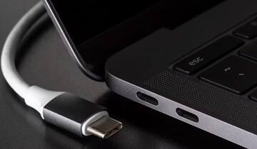 Type-C पोर्ट फक्त फोनची चार्जिंग करण्यासाठी वापरता? हे मोठे फायदे एकदा पाहाच