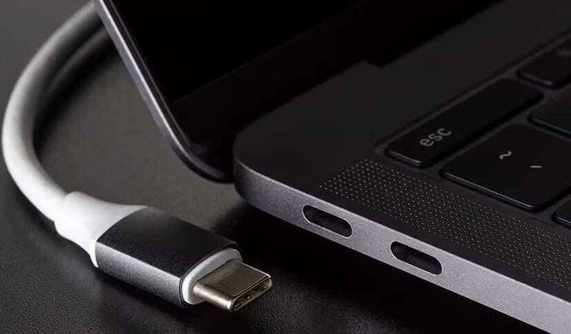 आजकाल, बहुतेक स्मार्टफोन आणि इतर गॅझेट्समध्ये टाइप-सी पोर्ट असतो. बहुतेक लोक ते फक्त चार्जिंगसाठी वापरतात. गरज पडल्यास ते चार्जिंग केबल लावतात आणि बॅटरी पूर्ण झाल्यावर ते काढून टाकतात. पण तुम्हाला माहित आहे का की हे पोर्ट चार्जिंगशिवाय इतर अनेक कारणांसाठी वापरले जाऊ शकते? या पोर्टसह, तुम्ही अशी अनेक कामे करू शकता ज्यांचा तुम्ही विचारही केला नसेल. आज, आम्ही तुम्हाला टाइप-सी पोर्टच्या या काही फायद्यांबद्दल सांगणार आहोत.