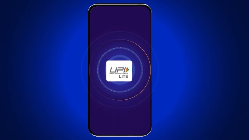 UPI Lite: डिजिटल पेमेंट जलद आणि सोपे करण्यासाठी, NPCI UPI Lite फीचर देते. हे फीचर UPI पिन न टाकता लहान रकमेचे पेमेंट करण्याची परमिशन देते. चहा विक्रेते, ऑटो रिक्षाचालक, भाजीपाला विक्रेते किंवा लहान विक्रेत्यांसारख्या लोकांना दिवसातून अनेक वेळा लहान पेमेंट करणाऱ्यांसाठी UPI Lite उपयुक्त आहे. हे फीचर Google Pay आणि PhonePe सारख्या अॅप्सवर देखील उपलब्ध आहे. UPI Lite विशेषतः लहान दैनंदिन खर्चासाठी उपयुक्त ठरू शकते. UPI Lite: डिजिटल पेमेंट जलद आणि सोपे करण्यासाठी, NPCI UPI Lite फीचर देते. हे फीचर UPI पिन न टाकता लहान रकमेचे पेमेंट करण्याची परमिशन देते. चहा विक्रेते, ऑटो रिक्षाचालक, भाजीपाला विक्रेते किंवा लहान विक्रेत्यांसारख्या लोकांना दिवसातून अनेक वेळा लहान पेमेंट करणाऱ्यांसाठी UPI Lite उपयुक्त आहे. हे फीचर Google Pay आणि PhonePe सारख्या अॅप्सवर देखील उपलब्ध आहे. UPI Lite विशेषतः लहान दैनंदिन खर्चासाठी उपयुक्त ठरू शकते.