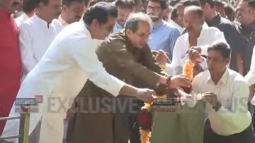 ठाकरे कुटुंबीय बाळासाहेबांच्या स्मृतीस्थळी, रश्मी-शर्मिला यांच्याकडूनही वंदन