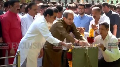 ठाकरे कुटुंबीय बाळासाहेबांच्या स्मृतीस्थळी, रश्मी-शर्मिला  यांच्याकडूनही वंदन, कार्यकर्ते भावूक