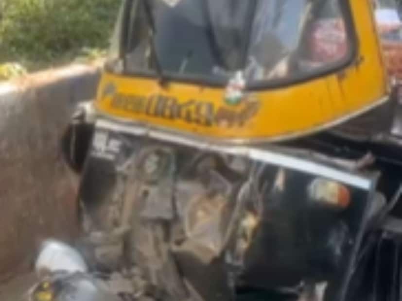 पीएमपी बसने रिक्षाला मागून जोरदार धडक दिली. धडकेची तीव्रता इतकी होती की रिक्षा अक्षरशः चेंगरून गेली. 