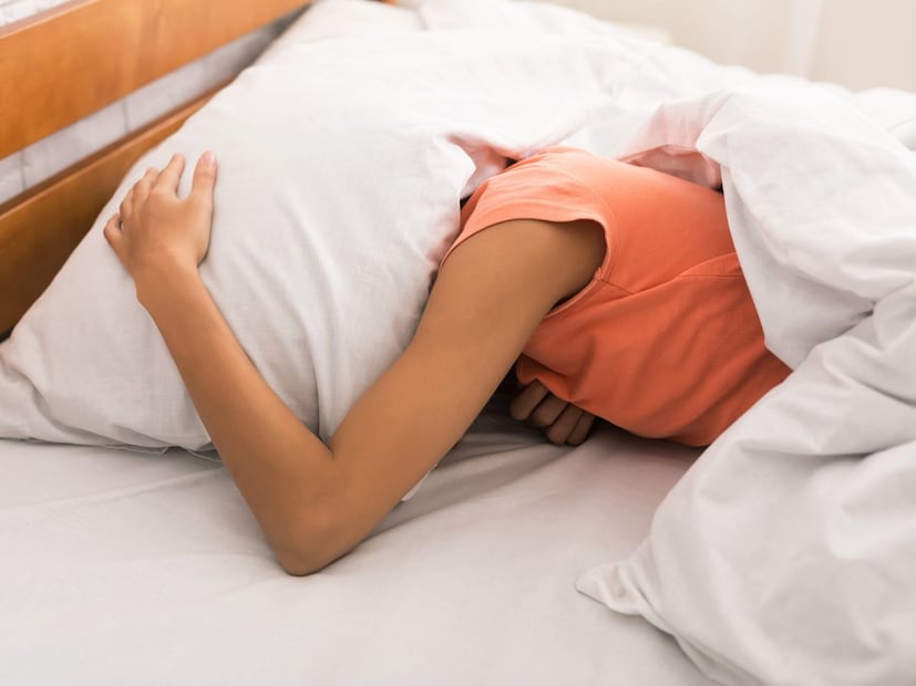 तोंड झाकून झोपल्यावर ब्लँकेटमधील तापमान वाढू लागते. शरीराला झोपेसाठी हलके थंड वातावरण आवश्यक असते. तापमान वाढल्यामुळे जास्त उकडायला लागते, घाम येतो आणि बेचैनी निर्माण होते. यामुळे झोपही नीट होत नाही.