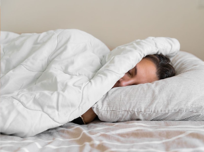 असे झोपल्याने मेंदूचे नुकसान होऊ शकते. अशा लोकांना डिमेंशियासारखे जटिल आजार होण्याचा धोका वाढतो. या आजारामुळे हळूहळू स्मरणशक्ती कमी होते. त्यामुळे घरात कोणी तोंड झाकून झोपत असेल तर ही सवय हळूहळू कमी करणे गरजेचे आहे.