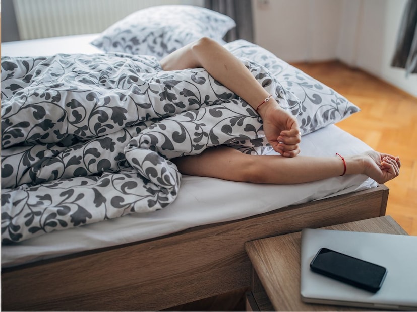 तोंड झाकून झोपण्याची सवय असेल, तर ती एकदम न सोडता हळूहळू कमी करा. सुरुवातीला चेहरा अर्धा झाकून झोपा. काही दिवसात शरीराला बदलाची सवय होईल आणि नंतर तुम्ही सहजपणे तोंड न झाकता झोपू शकाल.