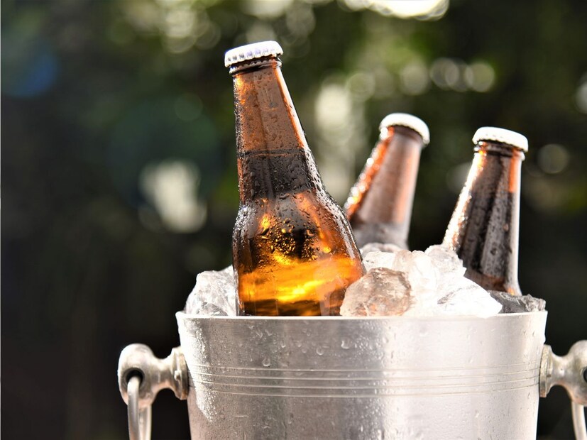 रोज बिअर पिणे मात्र आरोग्यासाठी हानिकारक ठरू शकते. अशाने वजन जलद वाढते, लिव्हरवर भार पडतो आणि झोपेची गुणवत्ता खराब होते. त्यामुळे नियमित बिअर पिण्याची सवय टाळणे सर्वात चांगले.