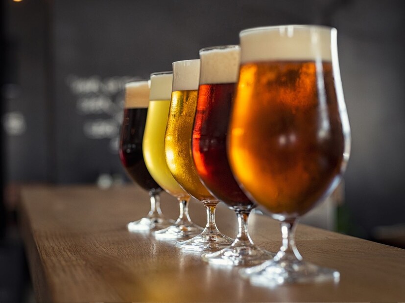 कधी कधी बिअर घेत असाल, तर कोणती बिअर हेल्दी आहे हे पाहा. लाइट आणि लो-कॅलरी बिअर शरीरासाठी तुलनेने चांगल्या मानल्या जातात. यात अल्कोहोलचे प्रमाण कमी असते आणि त्या सहज पचतात. लाइट बिअर, व्हीट बिअर, लो-कार्ब बिअर किंवा हलक्या क्राफ्ट बिअरचा पर्याय उच्च-अल्कोहोल किंवा गडद बिअरपेक्षा जास्त सुरक्षित आहे.