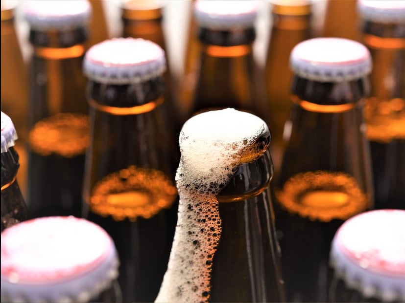 बिअर कोणत्या ऋतूत प्यावी हा प्रश्नही अनेकांना पडतो. बिअर कोणत्याही हंगामात पिऊ शकता, पण उन्हाळ्यात थंड बिअर जास्त फ्रेशनेस देते. हिवाळ्यात मात्र काही बिअर रूम टेम्परेचरवर किंवा हलक्या कोमट तापमानावर घेतल्यास त्यांचा खरा स्वाद जाणवतो. हिवाळ्यात खूप जास्त थंड बिअर पिणे टाळावे.