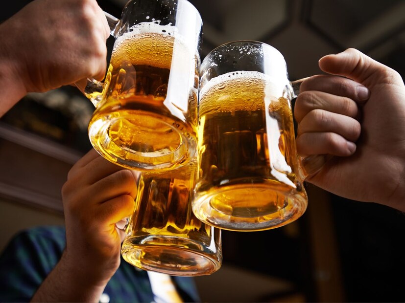 बिअर प्यायल्यानंतर शरीराला नशेतून पूर्णपणे बाहेर येण्यासाठी सुमारे 2 ते 5 तास लागू शकतात. हा वेळ व्यक्तिनुसार बदलतो, कारण प्रत्येक व्यक्तीचा लिव्हर अल्कोहोल वेगवेगळ्या गतीने प्रोसेस करतो.