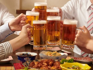 थंडीत कोणती बियर योग्य? एका वेळेला किती पिणं सुरक्षित? न्यू इयरपूर्वी जाणून घ्या