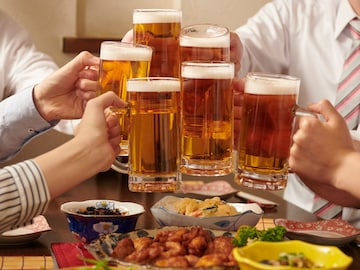 थंडीत कोणती बियर योग्य? एका वेळेला किती पिणं सुरक्षित? न्यू इयरपूर्वी जाणून घ्या थंडीत कोणती बियर योग्य? एका वेळेला किती पिणं सुरक्षित? न्यू इयरपूर्वी जाणून घ्या