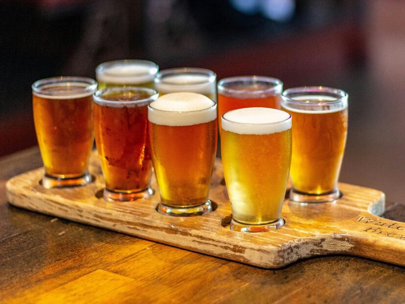 अनेकांना जाणून घ्यायचे असते की, बिअरची नशा किती काळ टिकते. साधारणतः बिअरची नशा 2 ते 4 तास टिकते. पण हे प्रमाण व्यक्तीने किती बिअर घेतली आहे, शरीराचे वजन, मेटाबॉलिझम, रिकाम्या पोटी घेतली आहे का, तसेच अल्कोहोल टॉलरन्स लेवलवर अवलंबून असते.