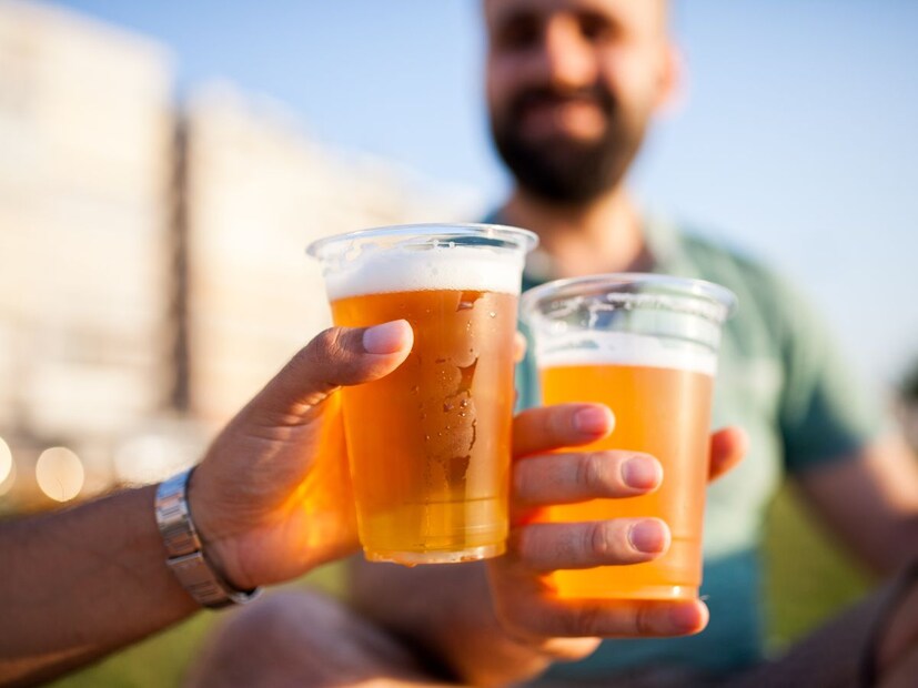 नववर्षाच्या पार्टीचा आनंद आरोग्य सांभाळून घ्यायचा असेल, तर बिअर मर्यादित प्रमाणात, योग्य प्रकारची आणि योग्य पद्धतीनेच पिणे आवश्यक आहे. यामुळे तुम्ही पार्टी एन्जॉयही करू शकाल आणि आरोग्यही चांगले राहील. 