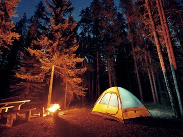 डोंगरावर कॅम्पिंगला जाताय? या गोष्टी सोबत ठेवा, अन्यथा खराब होईल ट्रीपची मजा