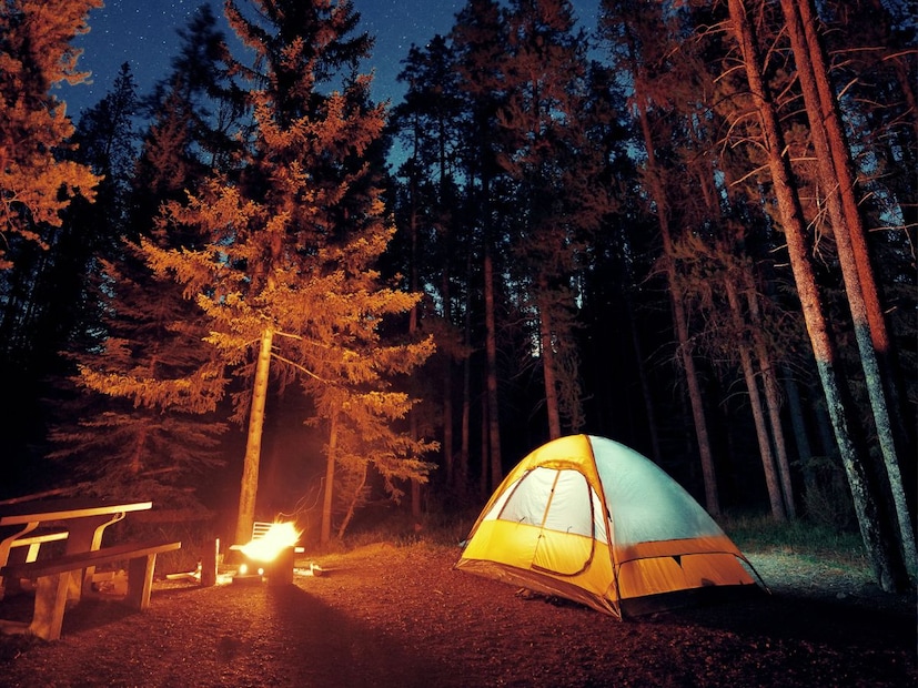 योग्य तंबू : डोंगरांमध्ये कॅम्पिंग करताना तुम्हाला प्रथम एक मजबूत तंबू आवश्यक आहे. यासाठी एखाद्या प्रतिष्ठित दुकानातून किंवा मॉलमधून एक मजबूत तंबू खरेदी करा. खरं तर पर्वतांमध्ये वाऱ्यापासून संरक्षण करण्यासाठी चांगली पकड असलेला तंबू महत्त्वाचा असतो. 