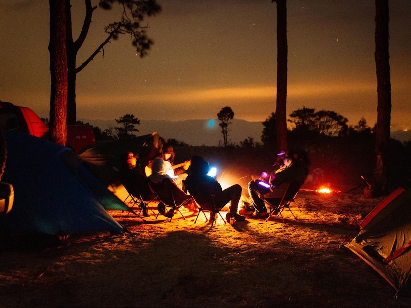 उबदार कपडे : जर तुम्ही बर्फाळ डोंगरावर कॅम्पिंग करत असाल तर उबदार कपडे घालून तंबूत झोपा. साध्या तर हिवाळा आहे आणि हल्ली मुंबईसारख्या शहरातही खूप थंडी पडत आहे. त्यामुळे फिरायला जाताना उबदार कपडे सोबत ठेवणं कधीच श्रेयस्कर. हे तुम्हाला थंडीपासून वाचवेल आणि चांगली झोप देईल.