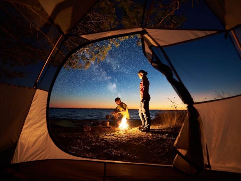 अन्न आणि पेय : क्लूठेही फिरायला जाताना आपल्या कडे आपले स्वतःचे अन्न आणि पेय असावेच. डोंगरावर कॅम्पिंगला जातानाही हे लक्षात ठेवा. कारण यामुळे तुम्हाला वेळेवर ते शोधत फिरावे लागणार नाही. शिवाय, आजकाल लहान स्टोव्ह आणि बऱ्याच अशा छोट्या वस्तू मिळतात, ज्याद्वारे आपण डोंगरातही फ्रेश जेवण तयार करू शकू. 