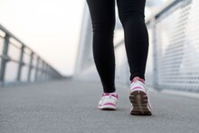 Retro Walking : सरळ नाही, उलटं चाला, वाचा रेट्रो वॉकिंगचे फायदे, शरीर आणि मनासाठीही उपयुक्त