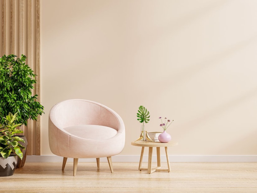 भिंती आणि फर्निचर : भिंती आणि फर्निचरचा रंग चमकदार असावा, जेणेकरून भिंती मोठ्या दिसू शकतात. पांढरा, क्रीम, पेस्टल किंवा हलका राखाडी रंग वापरा. ​​हे रंग लहान जागेसाठी बेस्ट आहेत. त्यांच्याभोवती सोफा आणि डायनिंग टेबलसारखे मुख्य फर्निचर ठेवा. असे हलके रंग घर अधिक प्रशस्त आणि मोठे असल्याचे भासवतात. 