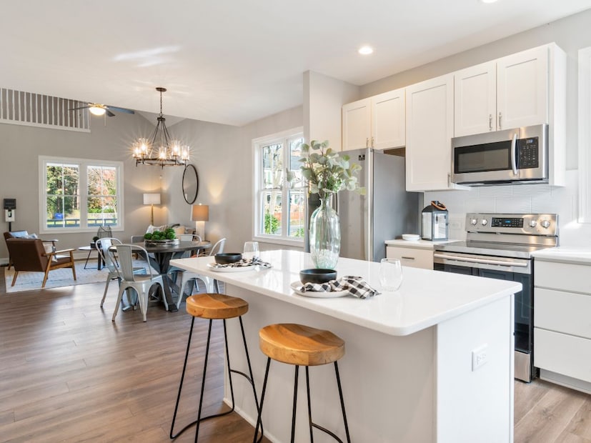 शेल्फ्स आणि स्टोरेज : खोली मोठी दिसण्यासाठी उभ्या जागेचा वापर करा. भिंतींवर ओपन शेल्फ किंवा उंच बुकशेल्फ बसवा. खिडकीवर पडदे लावण्याऐवजी ते वरती अगदी छताजवळ लावा. यामुळे रूम उंच दिसण्यास मदत होईल, तसेच ती मोठी आणि अधिक व्यवस्थित दिसेल.