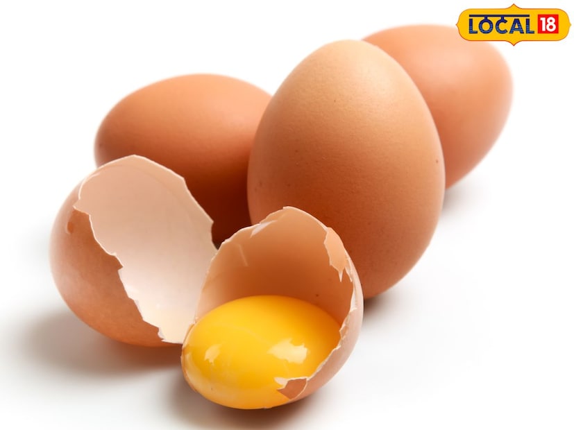 तुम्ही देशी अंडी तीन मार्गांनी ओळखू शकता. पहिले म्हणजे अंड्याचा आतील पिवळा भाग खूप गडद असावा, याची खात्री करून घ्या. दुसरे म्हणजे देशी अंडे वजनाला खूप असतात तर तेही तपास. 