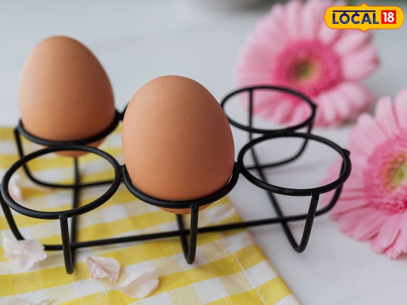 बनावट अंडी बहुतेकदा बाजारात देशी अंडी म्हणून विकली जातात. त्यांना जास्त किंमत मिळते, तर साध्या अंड्यांना कमी किंमत मिळते. म्हणून हीच अंडी नंतर देशी अंडी म्हणून विकली जातात. बरेच लोक सिंदूर, चहा पत्ती आणि रंग वापरतात. तुम्ही त्यांना तीन सोप्या मार्गांनी ओळखू शकता.