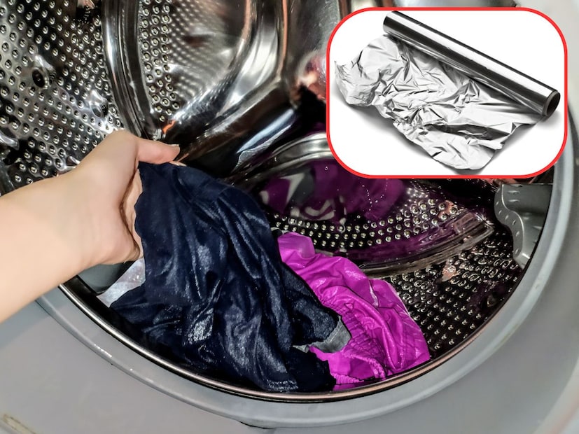 काळे कपडे स्वच्छ करण्यासाठी सोपा उपाय म्हणजे वॉशिंग मशीनमध्ये डिटर्जंटसोबत तुमच्या कपड्यात अॅल्युमिनियम फॉइलचा एक छोटा तुकडा घाला. फॉइल फॅब्रिकला चिकटलेले लिंट आणि अतिरिक्त डिटर्जंट काढून टाकण्यास मदत करते. तुम्ही हाताने कपडे धुताना देखील हा उपाय वापरून पाहू शकता.