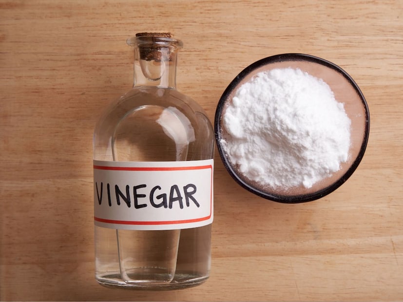 काळ्या कपड्यांवरील डाग काढण्यासाठी तुम्ही व्हिनेगर वापरू शकता. एक कप पांढरा व्हिनेगर आणि अर्धा कप पाणी मिसळा. या द्रावणात एक मऊ कापड भिजवा आणि डाग असलेल्या भागावर हलक्या हाताने घासून घ्या. काही मिनिटे कपडे तसेच ठेवा. नंतर ते सामान्यपणे थंड पाण्यात धुवा.