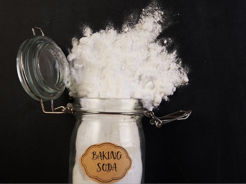 काळ्या कपड्यांवरील डाग काढून टाकण्यासाठी एक चमचा बेकिंग सोडा थोड्या पाण्यात मिसळून जाड पेस्ट बनवा. ही पेस्ट थेट पांढऱ्या डागांवर लावा, 2 मिनिटे थांबा आणि नंतर जुन्या टूथब्रशने हळूवारपणे घासून घ्या. पेस्ट 15-20 मिनिटे राहू द्या. नंतर थंड पाण्याने चांगले धुवा आणि वाळवा.