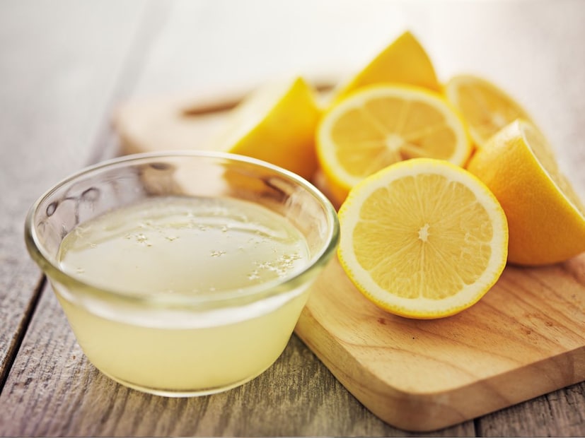 एका भांड्यात लिंबाचा रस आणि समान भाग पाणी मिसळा. खाली लावण्याची प्रक्रिया पाहा. तयार केलेल्या मिश्रणात स्पंज किंवा कापड भिजवा. नंतर डाग हळूवारपणे घासून घ्या. मात्र हे कपडे उन्हात अजिबात वळवू नका. कारण लिंबाचा रस उन्हात ब्लीचिंग एजंट म्हणून काम करतो. त्यानंतर साध्या पाण्याने स्वच्छ धुवा आणि सावलीत कपडे वाळवा.