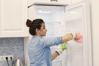 फ्रिजच्या डोअरचे रबर काळे पडलेय? या 4 टिप्स वापरून स्वच्छ करा, त्वरित होईल साफ