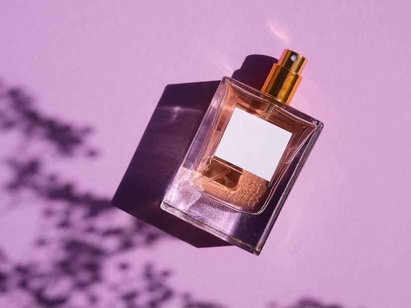 साठवणुकीच्या टिप्स : परफ्यूम नेहमी थंड, गडद ठिकाणी साठवा. सुगंध बाहेर पडू नये म्हणून बाटली घट्ट बंद ठेवा. परफ्यूमला रेफ्रिजरेटरमध्ये ठेवण्याची गरज नाही. फक्त खोलीच्या तपमानावर साठवा.