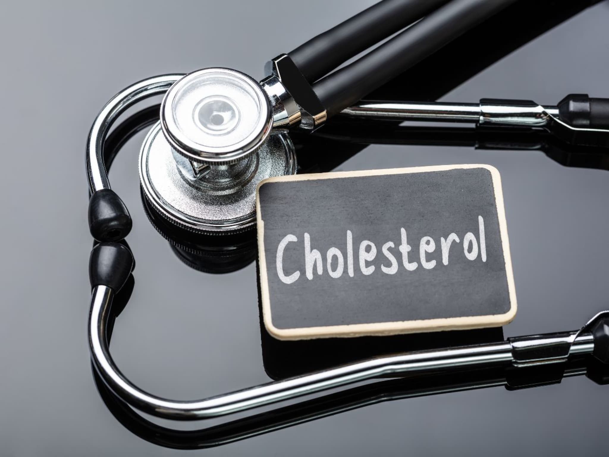 Cholesterol : डोळ्यांतल्या बदलांकडे लक्ष द्या, असू शकतात कोलेस्टेरॉलचे संकेत
