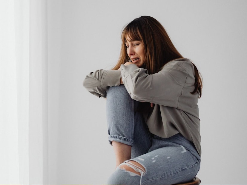 तुमच्या भावना स्वीकारा : पहिले आणि सर्वात महत्त्वाचे पाऊल म्हणजे तुमच्या भावना ओळखणे. या काळात दुःखी, रागावलेले, एकटे किंवा घाबरलेले वाटणे पूर्णपणे सामान्य आहे. स्वतःला लगेच बरे होण्याची अपेक्षा करू नका. रडणे, लिहिणे किंवा तुमच्या भावना शेअर करणे हे बरे होण्याचे पहिले पाऊल आहे.