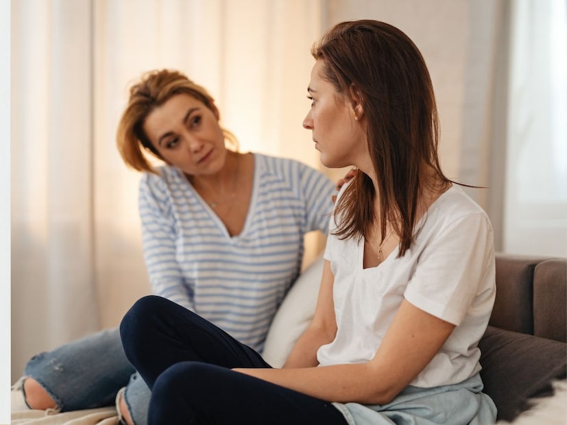 तुमच्या प्रियजनांसमोर मोकळेपणाने बोलणे : या कठीण काळात कुटुंब आणि जवळचे मित्र तुमची सर्वात मोठी ताकद असू शकतात. तुमचा विश्वास असलेल्या व्यक्तीसोबत तुमच्या भावना शेअर करणे, तुमच्या भावना शांत करण्यास मदत करू शकते. एकटे सर्वकाही सहन करण्याऐवजी मदत मागणे ही कमकुवतपणा नाही तर शहाणपणा आहे.