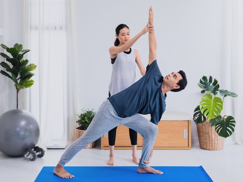 तुमच्या आरोग्याची काळजी घ्या : तुमच्या शारीरिक आरोग्याची काळजी घेणे हे तुमच्या मानसिक आरोग्याइतकेच महत्त्वाचे आहे. चांगली झोप घ्या, पौष्टिक अन्न खा आणि रोज थोडे फिरायला जा किंवा हलका व्यायाम करा. योग आणि ध्यान यासारख्या क्रियाकलापांमुळे तुमचे मन शांत राहण्यास मदत होते.