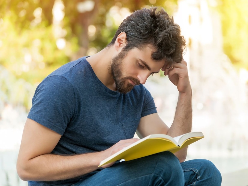 सकारात्मक गोष्टींमध्ये स्वतःला व्यस्त ठेवा : तुमच्या मोकळ्या वेळेत, तुमचे मन जुन्या विचारांमध्ये अडकू शकते, म्हणून स्वतःला व्यस्त ठेवणे महत्वाचे आहे. नवीन छंद शिका, संगीत ऐका, पुस्तके वाचा किंवा काही सर्जनशील कामात स्वतःला गुंतवा. हे हळूहळू तुमचे मन शांत करते आणि तुम्हाला अधिक मजबूत बनवते. लग्न तुटणे हा आयुष्याचा शेवट नाही. कालांतराने वेदना कमी होतात आणि एक नवीन सुरुवात होते. स्वतःवर विश्वास ठेवा, सर्व काही ठीक होईल.