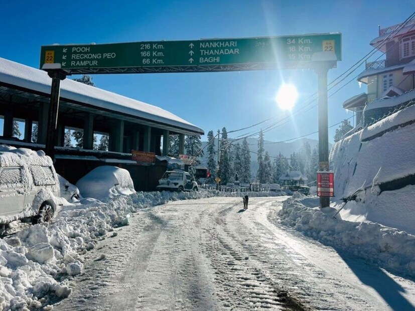 हे ठिकाण आहे, हिमाचल प्रदेशातील नारकंडा. इथे तुम्हाला बर्फाच्छादित साहसी उपक्रम म्हणजेच बऱ्याच बर्फातील ऍक्टिव्हिटीज करायला मिळतात. तसेच इथे पाहण्यासारखी अनेक सुंदर ठिकाणं आणि नैसर्गिक दृश्ये आहेत. 