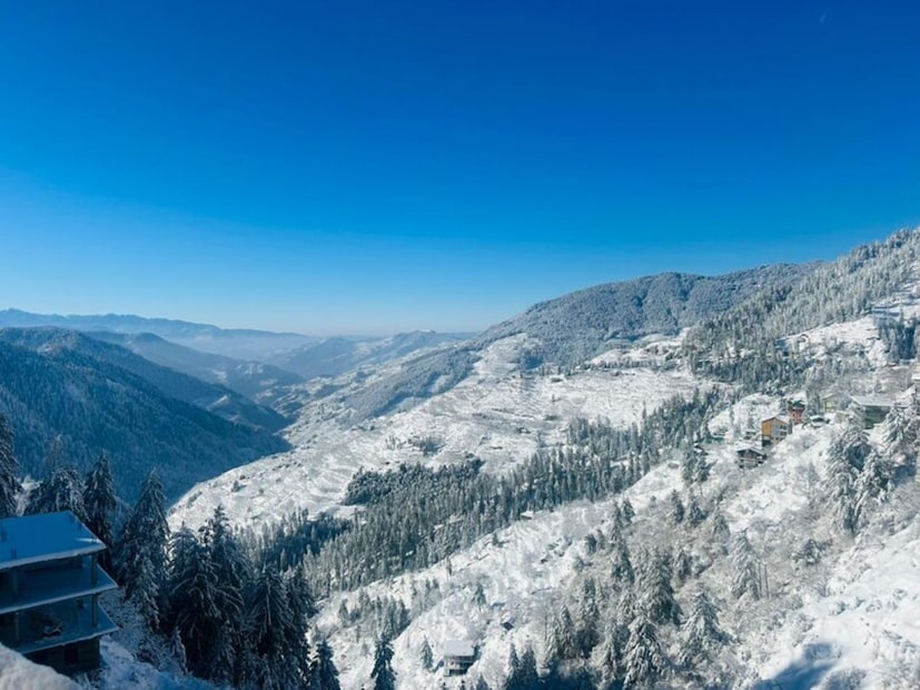 नारकंडा येथे, पर्यटक हातू शिखर आणि तानी जुब्बार तलाव पाहण्यासाठी मोठ्या प्रमाणावर गर्दी करतात. आजूबाजूच्या जंगलात कॅम्पिंगचा आनंद घेतात.  आठवड्याच्या शेवटी म्हणजेच वीकेंड्सला नारकंडा येथील हॉटेल्स गजबजलेली असतात.