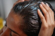 Hair Care : केसांसाठी खास आयुर्वेदिक तेल, हिवाळ्याच्या गार आणि कोरड्या हवेतही केस होतील मजबूत, दाट