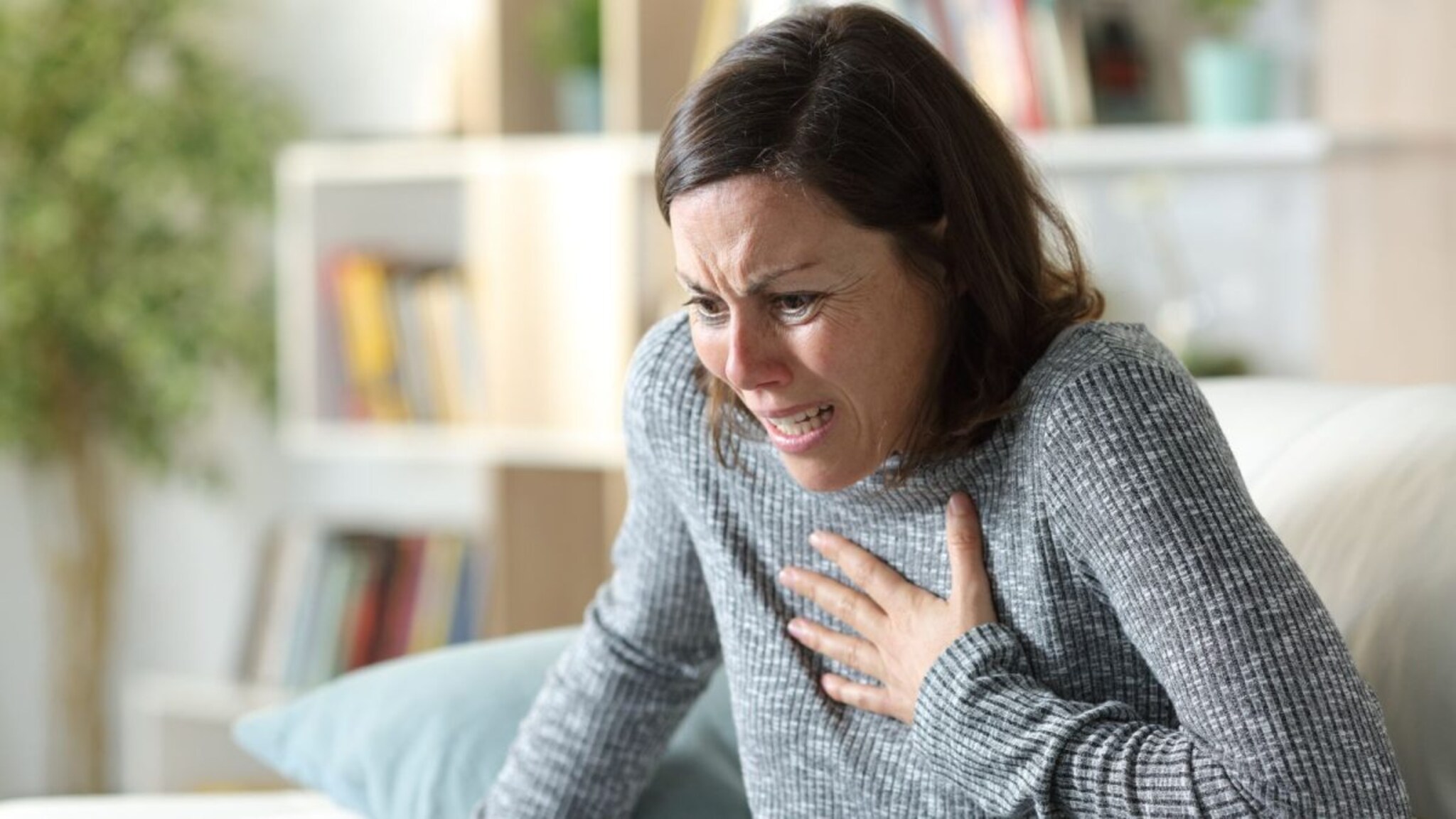 Heart Attack : ही लक्षणं किरकोळ नाहीत.. स्त्रियांमधे काही लक्षणं देतात हृदयविकाराचे संकेत, वाचा सविस्तर